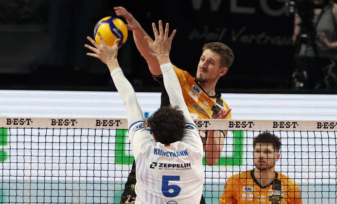 Florian Krage Brewitz im Angriff, Louis Kunstmann Zweikampf Spielszene Aktion Volleyball Bundesliga Herren Play Off Halbfinale 1.Spiel Spieltag Saison 2025 2026 11.04.2026 BR Volleys Berlin BRV vs VfB Friedrichshafen