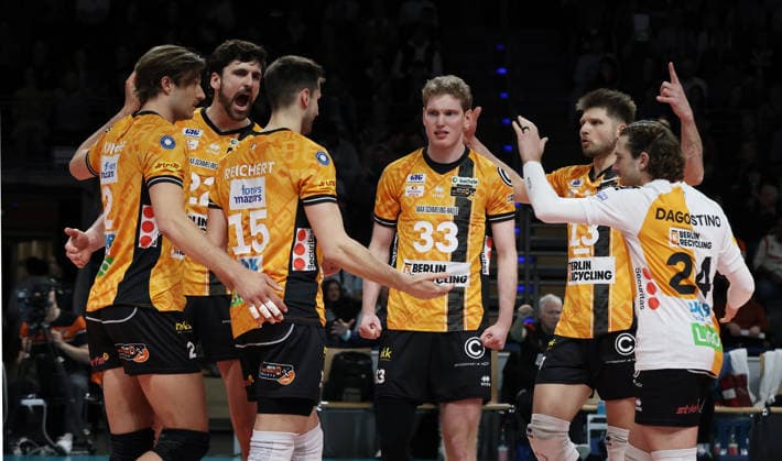 BR Volleys jubeln nach Satzgewinn zum 1:1 Freude Emotion Jubel Volleyball Bundesliga Herren Play Off Halbfinale 1.Spiel Spieltag Saison 2025 2026 11.04.2026 BR Volleys Berlin BRV vs VfB Friedrichshafen