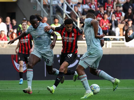 Foto IPP Roberto Bregani Milano 11-04-2026 Calcio Campionato di Serie A 2025 2026, Milan- Udinese Nella foto Zachary Athekame del Milan in azione contro Oumar Solet Bomawoko dell Udinese (sinistra) e Christian Kabasele dell Udinese. Italy Photo Press World Copyright. italy ITALY  Copyright: xR4924_italyphotopressx