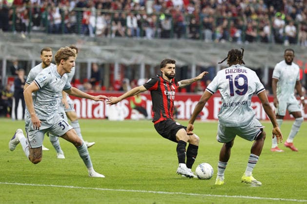 AC Milan s CHRISTIAN PULISIC in action against Udinese s THOMAS KRISTENSEN andUdinese s KINGSLEY EHIZIBUE during the Italian Serie A Enilive soccer championship football match between AC Milan and Udinese Calcio at San Siro Stadium on April 11th, 2026, Milan, Italy  Copyright: xMattiaxRadoni IPAxSportx xipa-agency.netx xx IPA_73892440 IPA_Agency_IPA73892440