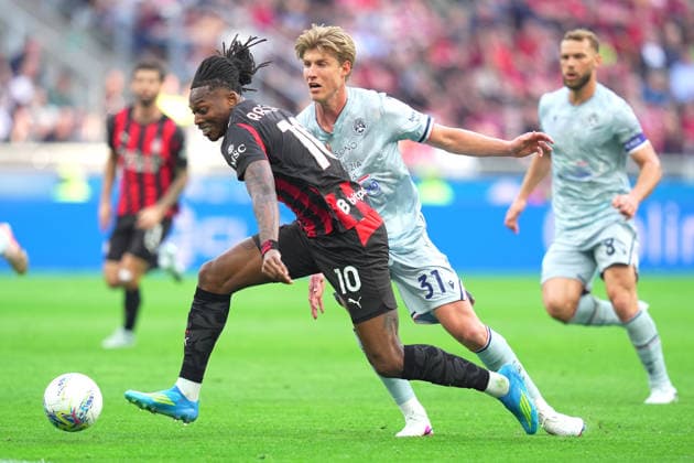 AC Milan™s Rafael Leao Fights for the ball with Udinese™s Thomas Kristensen during the Serie A soccer match between Ac Milan and Udinese at the San Siro Stadium in Milan , north Italy - Saturday , April 11 , 2026 . - Soccer .  Copyright: xSpada LaPressex