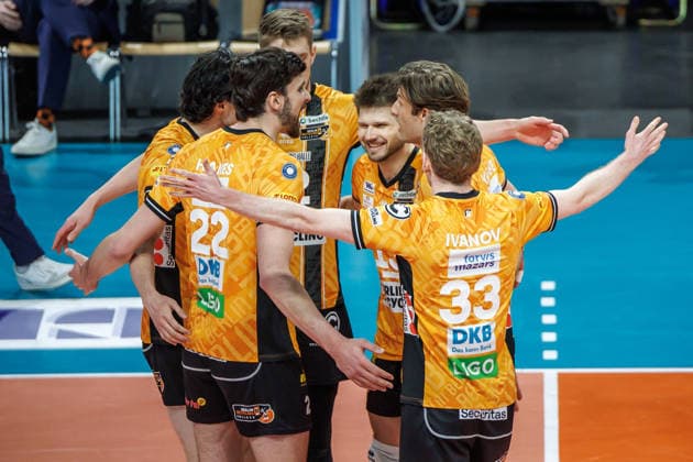 11.04.26, Berlin, Volleyball: 1.Bundesliga, Maenner, Finale, 1. Spieltag, BR Volleys - VFB Friedrichshafen, Max-Schmeling-Halle. Die Mannschaft freut sich ueber den Satzgewinn. BR Volleys - VFB Friedrichshafen