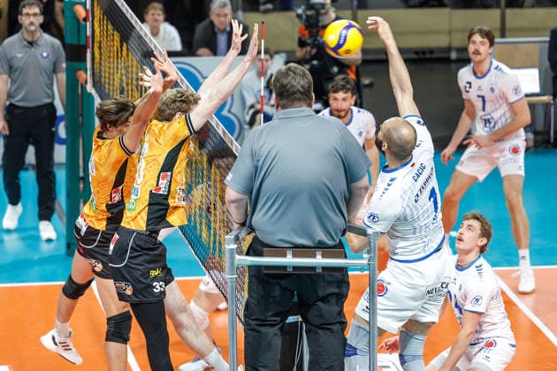 11.04.26, Berlin, Volleyball: 1.Bundesliga, Maenner, Finale, 1. Spieltag, BR Volleys - VFB Friedrichshafen, Max-Schmeling-Halle. Kyle Hobus spielt den Ball ueber das Netz. BR Volleys - VFB Friedrichshafen