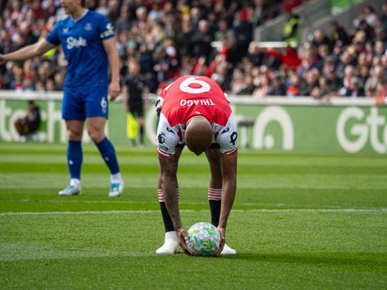 Igor Thiago placing the ball before taking the penalty during, Brentford v Everton at Gtech Community Stadium in London, United Kingdom (Photo by Elliot Legg Sports Press Photo) Copyright: xElliotxLegg SportsxPressxPhotox Sportspressphoto_SPR127529