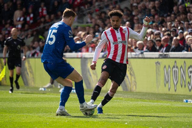 Jake O Brien (L) stopping Kevin Schade (R) on the breakaway during, Brentford v Everton at Gtech Community Stadium in London, United Kingdom (Photo by Elliot Legg Sports Press Photo) Copyright: xElliotxLegg SportsxPressxPhotox Sportspressphoto_SPR127542