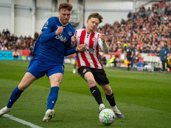 Keane Lewis-Potter (R) being shouldered off the ball by Jake O Brien (L) during, Brentford v Everton at Gtech Community Stadium in London, United Kingdom (Photo by Elliot Legg Sports Press Photo) Copyright: xElliotxLegg SportsxPressxPhotox Sportspressphoto_SPR127563