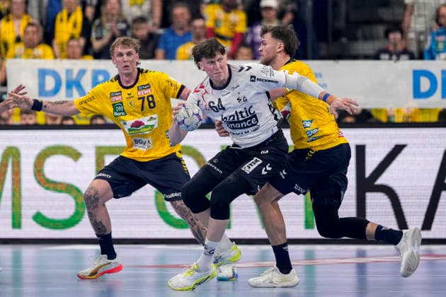 v.li.: Edwin Aspenbäck (RNL, 78), Lasse Möller (Flensburg, 64), Steven Plucnar Jacobsen (RNL, 9), Zweikampf, Spielszene, Duell, duel, tackle, tackling, Dynamik, Action, Aktion, 11.04.2026, Mannheim (Deutschland), Handball, Bundesliga, Rhein-Neckar Löwen - SG Flensburg-Handewitt