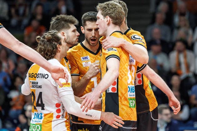 11.04.26, Berlin, Volleyball: 1.Bundesliga, Maenner, Finale, 1. Spieltag, BR Volleys - VFB Friedrichshafen, Max-Schmeling-Halle. Moritz Reichert (BR Volleys) jubelt mit seinen Mannschaftskollegen nach dem Punktgewinn. BR Volleys - VFB Friedrichshafen