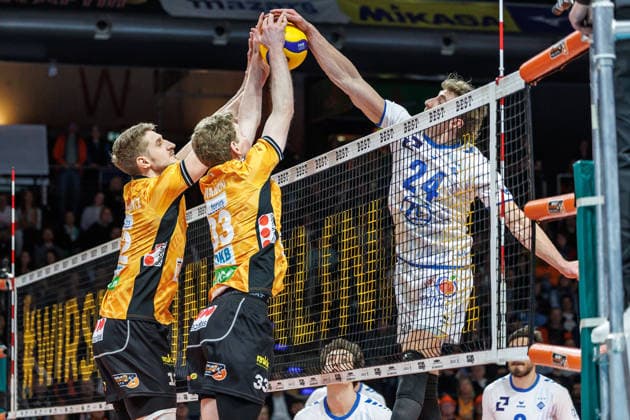 11.04.26, Berlin, Volleyball: 1.Bundesliga, Maenner, Finale, 1. Spieltag, BR Volleys - VFB Friedrichshafen, Max-Schmeling-Halle. Jonas Van Huizen spielt den Ball gegen den Block von Florian Krage-Brewitz (BR Volleys) und Fedor Ivanov (BR Volleys). BR Volleys - VFB Friedrichshafen