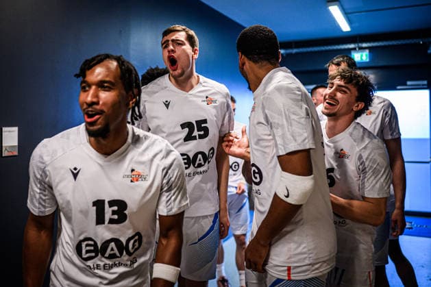 easycredit BBL Basketball Bundesliga 2025 2026 29. Spieltag 11.04.2026 Science City Jena vs Fitness First Würzburg Baskets Gute Stimmung bei den Spielern von Jena im Kabinengang. vorn links Keith Braxton, Lorenz Bank (springt), rechts Kristofer Krause Sparkassen Arena