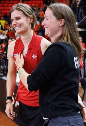 Belgian Greet Minnen and her wife Marie Diels pictured after the fourth game between Belgian Minnen and US Jovic on the second day of the qualifiers of the Billie Jean King Cup tennis between Belgium and the USA, in Oostende, Belgium, on Saturday 11 April 2026. The meeting takes place on 10 and 11th April. PHOTO BENOITxDOPPAGNE  x170494716x