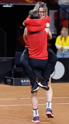 Belgian Greet Minnen and Belgian Kirsten Flipkens celebrate after the fourth game between Belgian Minnen and US Jovic on the second day of the qualifiers of the Billie Jean King Cup tennis between Belgium and the USA, in Oostende, Belgium, on Saturday 11 April 2026. The meeting takes place on 10 and 11th April. PHOTO BENOITxDOPPAGNE  x170494759x