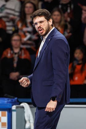 11.04.26, Berlin, Volleyball: 1.Bundesliga, Maenner, Finale, 1. Spieltag, BR Volleys - VFB Friedrichshafen, Max-Schmeling-Halle. Headcoach Alexandre Leal feuert seine Mannschaft an. BR Volleys - VFB Friedrichshafen