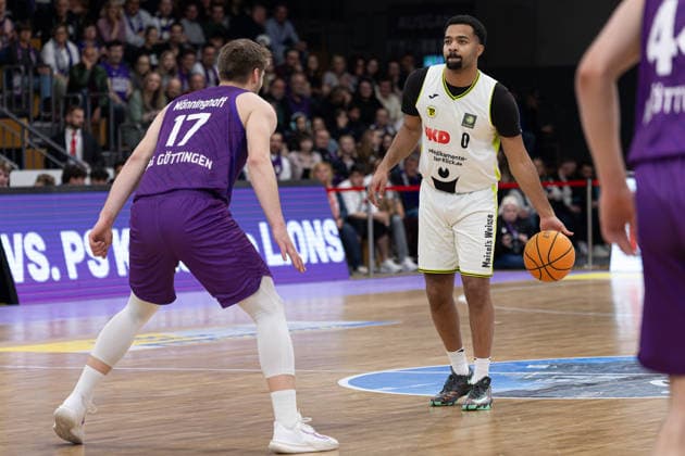 Barmer 2. Basketball Bundesliga ProA, BG Goettingen vs. BBC Bayreuth, Sparkassen-Arena Goettingen; 11.04.2026 ProA, Goettingen, Germany - 11.04.2026: Kyle Sturdivant (BBC Bayreuth, 0) am Ball gegen Mathis Moenninghoff (BG Goettingen, 17), Barmer ProA 2. Basketball Bundesliga, Spiel der BG Goettingen vs. BBC Bayreuth, Sparkassen-Arena Goettingen Copyright: xBEAUTIFULxSPORTS Freudensteinx