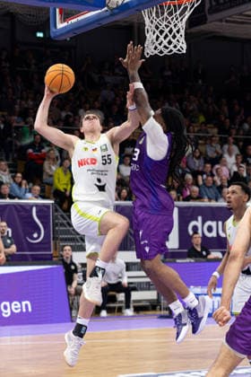 Barmer 2. Basketball Bundesliga ProA, BG Goettingen vs. BBC Bayreuth, Sparkassen-Arena Goettingen; 11.04.2026 ProA, Goettingen, Germany - 11.04.2026: Lenny Liedtke (BBC Bayreuth, 55) am Ball gegen Jordan Sears (BG Goettingen, 3), Barmer ProA 2. Basketball Bundesliga, Spiel der BG Goettingen vs. BBC Bayreuth, Sparkassen-Arena Goettingen Copyright: xBEAUTIFULxSPORTS Freudensteinx
