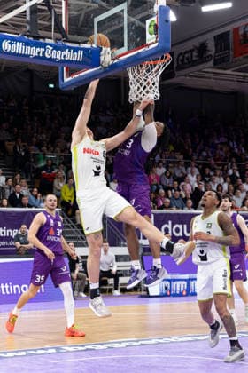 Barmer 2. Basketball Bundesliga ProA, BG Goettingen vs. BBC Bayreuth, Sparkassen-Arena Goettingen; 11.04.2026 ProA, Goettingen, Germany - 11.04.2026: Lenny Liedtke (BBC Bayreuth, 55) gegen Jordan Sears (BG Goettingen, 3), Barmer ProA 2. Basketball Bundesliga, Spiel der BG Goettingen vs. BBC Bayreuth, Sparkassen-Arena Goettingen Copyright: xBEAUTIFULxSPORTS Freudensteinx