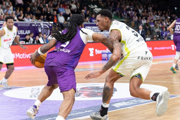 Barmer 2. Basketball Bundesliga ProA, BG Goettingen vs. BBC Bayreuth, Sparkassen-Arena Goettingen; 11.04.2026 ProA, Goettingen, Germany - 11.04.2026: Jordan Sears (BG Goettingen, 3) am Ball gegen Rayshawn Mart (BBC Bayreuth, 3), Barmer ProA 2. Basketball Bundesliga, Spiel der BG Goettingen vs. BBC Bayreuth, Sparkassen-Arena Goettingen Copyright: xBEAUTIFULxSPORTS Freudensteinx