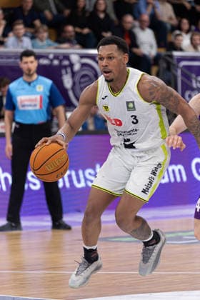 Barmer 2. Basketball Bundesliga ProA, BG Goettingen vs. BBC Bayreuth, Sparkassen-Arena Goettingen; 11.04.2026 ProA, Goettingen, Germany - 11.04.2026: Rayshawn Mart (BBC Bayreuth, 3) am Ball, Barmer ProA 2. Basketball Bundesliga, Spiel der BG Goettingen vs. BBC Bayreuth, Sparkassen-Arena Goettingen Copyright: xBEAUTIFULxSPORTS Freudensteinx