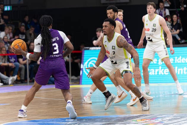 Barmer 2. Basketball Bundesliga ProA, BG Goettingen vs. BBC Bayreuth, Sparkassen-Arena Goettingen; 11.04.2026 ProA, Goettingen, Germany - 11.04.2026: Jordan Sears (BG Goettingen, 3) am Ball gegen Rayshawn Mart (BBC Bayreuth, 3), Barmer ProA 2. Basketball Bundesliga, Spiel der BG Goettingen vs. BBC Bayreuth, Sparkassen-Arena Goettingen Copyright: xBEAUTIFULxSPORTS Freudensteinx