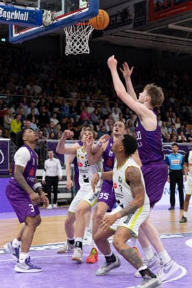 Barmer 2. Basketball Bundesliga ProA, BG Goettingen vs. BBC Bayreuth, Sparkassen-Arena Goettingen; 11.04.2026 ProA, Goettingen, Germany - 11.04.2026: Kampf um den Ball, Barmer ProA 2. Basketball Bundesliga, Spiel der BG Goettingen vs. BBC Bayreuth, Sparkassen-Arena Goettingen Copyright: xBEAUTIFULxSPORTS Freudensteinx