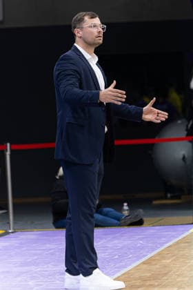 Barmer 2. Basketball Bundesliga ProA, BG Goettingen vs. BBC Bayreuth, Sparkassen-Arena Goettingen; 11.04.2026 ProA, Goettingen, Germany - 11.04.2026: Fabian Strauss (Headcoach BG Goettingen) während des Spielverlaufs, Barmer ProA 2. Basketball Bundesliga, Spiel der BG Goettingen vs. BBC Bayreuth, Sparkassen-Arena Goettingen Copyright: xBEAUTIFULxSPORTS Freudensteinx