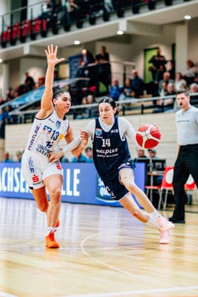 BB-1BL Damen Syntainics MBC Lions - BC Pharmaserv Marburg Katelyn Shumate (GISA Lions MBC), Sara Guerreiro (BC Pharmaserv Marburg) waehrend der Saison 2025-2026 im Halbfinale Playoff im Spiel 1 von 5 in der DBBL Toyota Bundesliga Syntainics MBC Lions und BC Pharmaserv Marburg in der SWH Arena am 11. April 2026 in Halle Saale, Sachsen Anhalt, Deutschland