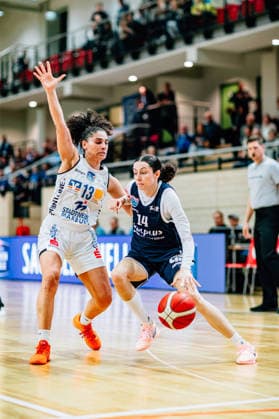 BB-1BL Damen Syntainics MBC Lions - BC Pharmaserv Marburg Katelyn Shumate (GISA Lions MBC), Sara Guerreiro (BC Pharmaserv Marburg) waehrend der Saison 2025-2026 im Halbfinale Playoff im Spiel 1 von 5 in der DBBL Toyota Bundesliga Syntainics MBC Lions und BC Pharmaserv Marburg in der SWH Arena am 11. April 2026 in Halle Saale, Sachsen Anhalt, Deutschland