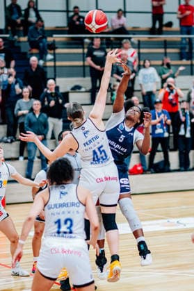 BB-1BL Damen Syntainics MBC Lions - BC Pharmaserv Marburg Khalis Cain (GISA Lions MBC), Allyson Fertig (BC Pharmaserv Marburg) waehrend der Saison 2025-2026 im Halbfinale Playoff im Spiel 1 von 5 in der DBBL Toyota Bundesliga Syntainics MBC Lions und BC Pharmaserv Marburg in der SWH Arena am 11. April 2026 in Halle Saale, Sachsen Anhalt, Deutschland