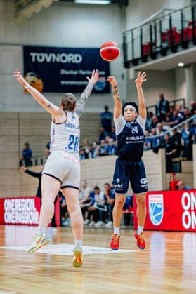 BB-1BL Damen Syntainics MBC Lions - BC Pharmaserv Marburg Liz Smith (GISA Lions MBC), Lea Debeljak (BC Pharmaserv Marburg) waehrend der Saison 2025-2026 im Halbfinale Playoff im Spiel 1 von 5 in der DBBL Toyota Bundesliga Syntainics MBC Lions und BC Pharmaserv Marburg in der SWH Arena am 11. April 2026 in Halle Saale, Sachsen Anhalt, Deutschland