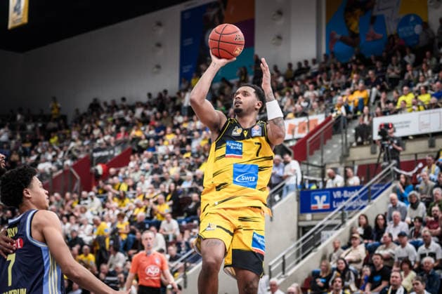 Elijah Hughes (MHP RIESEN Ludwigsburg, 07), u.li. der Berliner Jack Kayil (ALBA Berlin, 07) GER, MHP Riesen Ludwigsburg vs. ALBA Berlin, Basketball Bundesliga, easycredit BBL, 29. Spieltag, Spielzeit 2025 2026, 11.04.2026 GER, MHP Riesen Ludwigsburg vs. ALBA Berlin, Basketball Bundesliga, easycredit BBL, 29. Spieltag, Spielzeit 2025 2026, 11.04.2026 Ludwigsburg Copyright: xSandyxDinkelackerx EP_SDR