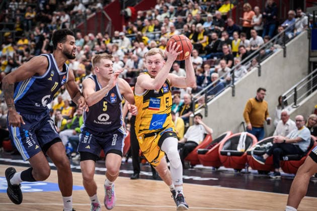 Toms Skuja (MHP RIESEN Ludwigsburg, 05) vs. Sam Griesel (ALBA Berlin, 05) und Norris Agbakoko (ALBA Berlin, 17) GER, MHP Riesen Ludwigsburg vs. ALBA Berlin, Basketball Bundesliga, easycredit BBL, 29. Spieltag, Spielzeit 2025 2026, 11.04.2026 GER, MHP Riesen Ludwigsburg vs. ALBA Berlin, Basketball Bundesliga, easycredit BBL, 29. Spieltag, Spielzeit 2025 2026, 11.04.2026 Ludwigsburg Copyright: xSandyxDinkelackerx EP_SDR