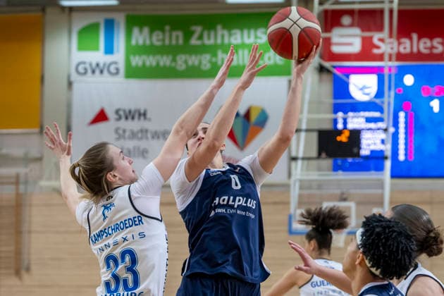 Toyota DBBL 2025 2026 - Syntainics MBC vs.BC Marburg Blue Dolphins Playoff Halbfinale, Game 1 Halle Saale, Deutschland 11.April 2026: Im Bild:v.li.Greta Kampschroeder (Marburg) und Alexia Allesch (Halle) Halle Saale swh.Arena Sachsen-Anhalt Deutschland