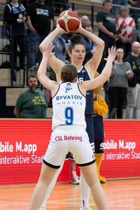 Toyota DBBL 2025 2026 - Syntainics MBC vs.BC Marburg Blue Dolphins Playoff Halbfinale, Game 1 Halle Saale, Deutschland 11.April 2026: Im Bild:v.li.Marianna Byvatov (Marburg) und Romy Bär Baer (Halle) Halle Saale swh.Arena Sachsen-Anhalt Deutschland