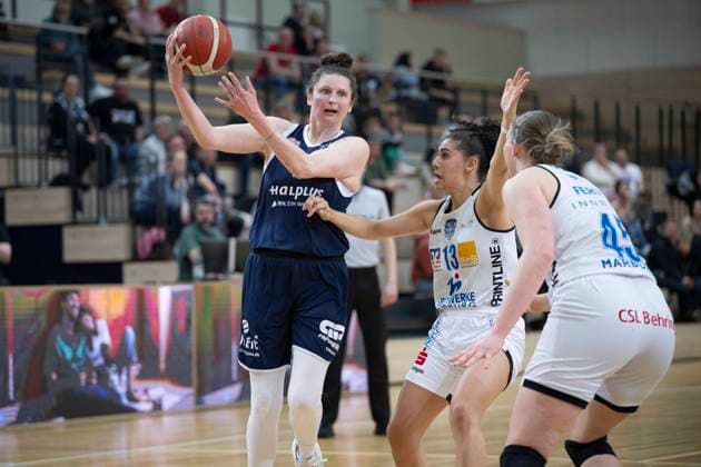Toyota DBBL 2025 2026 - Syntainics MBC vs.BC Marburg Blue Dolphins Playoff Halbfinale, Game 1 Halle Saale, Deutschland 11.April 2026: Im Bild:v.li.Romy Bär Baer (Halle), Sara Guerreiro (Marburg) und Allyson Fertig (Marburg) Halle Saale swh.Arena Sachsen-Anhalt Deutschland