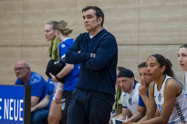 Toyota DBBL 2025 2026 - Syntainics MBC vs.BC Marburg Blue Dolphins Playoff Halbfinale, Game 1 Halle Saale, Deutschland 11.April 2026: Im Bild:Trainer Jose Araujo (Marburg) nachdenklich, grübelnd, gruebelnd, Halle Saale swh.Arena Sachsen-Anhalt Deutschland