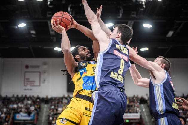 Terrell Harris (MHP RIESEN Ludwigsburg, 08) vs. Jonas Mattisseck (ALBA Berlin, 09) und Justin Bean (ALBA Berlin, 34) GER, MHP Riesen Ludwigsburg vs. ALBA Berlin, Basketball Bundesliga, easycredit BBL, 29. Spieltag, Spielzeit 2025 2026, 11.04.2026 GER, MHP Riesen Ludwigsburg vs. ALBA Berlin, Basketball Bundesliga, easycredit BBL, 29. Spieltag, Spielzeit 2025 2026, 11.04.2026 Ludwigsburg Copyright: xSandyxDinkelackerx EP_SDR