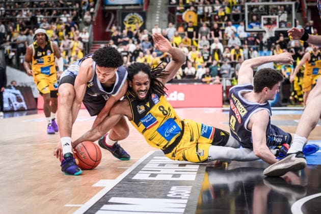 Terrell Harris (MHP RIESEN Ludwigsburg, 08) vs. Jack Kayil (ALBA Berlin, 07) - Kampf am Boden um den Spielball GER, MHP Riesen Ludwigsburg vs. ALBA Berlin, Basketball Bundesliga, easycredit BBL, 29. Spieltag, Spielzeit 2025 2026, 11.04.2026 GER, MHP Riesen Ludwigsburg vs. ALBA Berlin, Basketball Bundesliga, easycredit BBL, 29. Spieltag, Spielzeit 2025 2026, 11.04.2026 Ludwigsburg *** Terrell Harris MHP RIESEN Ludwigsburg, 08 vs Jack Kayil ALBA Berlin, 07 Fight on the ground for the match ball GER, MHP Riesen Ludwigsburg vs ALBA Berlin, Basketball Bundesliga, easycredit BBL, 29 Matchday, Season 2025 2026, 11 04 2026 GER, MHP Riesen Ludwigsburg vs ALBA Berlin, Basketball Bundesliga, easycredit BBL, 29 Matchday, Season 2025 2026, 11 04 2026 Ludwigsburg Copyright: xSandyxDinkelackerx EP_SDR