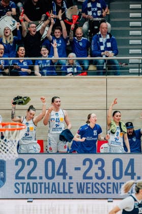 BB-1BL Damen Syntainics MBC Lions - BC Pharmaserv Marburg Spielerbank BC Pharmaserv Marburg waehrend der Saison 2025-2026 im Halbfinale Playoff im Spiel 1 von 5 in der DBBL Toyota Bundesliga Syntainics MBC Lions und BC Pharmaserv Marburg in der SWH Arena am 11. April 2026 in Halle Saale, Sachsen Anhalt, Deutschland
