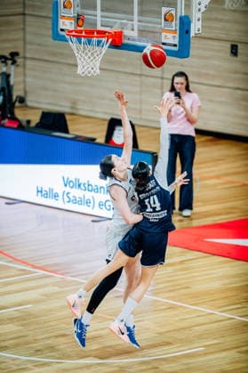 BB-1BL Damen Syntainics MBC Lions - BC Pharmaserv Marburg Katelyn Shumate (GISA Lions MBC), Mia Heide (BC Pharmaserv Marburg) waehrend der Saison 2025-2026 im Halbfinale Playoff im Spiel 1 von 5 in der DBBL Toyota Bundesliga Syntainics MBC Lions und BC Pharmaserv Marburg in der SWH Arena am 11. April 2026 in Halle Saale, Sachsen Anhalt, Deutschland
