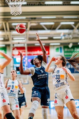 BB-1BL Damen Syntainics MBC Lions - BC Pharmaserv Marburg Khalis Cain (GISA Lions MBC) waehrend der Saison 2025-2026 im Halbfinale Playoff im Spiel 1 von 5 in der DBBL Toyota Bundesliga Syntainics MBC Lions und BC Pharmaserv Marburg in der SWH Arena am 11. April 2026 in Halle Saale, Sachsen Anhalt, Deutschland