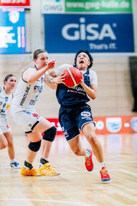 BB-1BL Damen Syntainics MBC Lions - BC Pharmaserv Marburg Liz Smith (GISA Lions MBC) waehrend der Saison 2025-2026 im Halbfinale Playoff im Spiel 1 von 5 in der DBBL Toyota Bundesliga Syntainics MBC Lions und BC Pharmaserv Marburg in der SWH Arena am 11. April 2026 in Halle Saale, Sachsen Anhalt, Deutschland