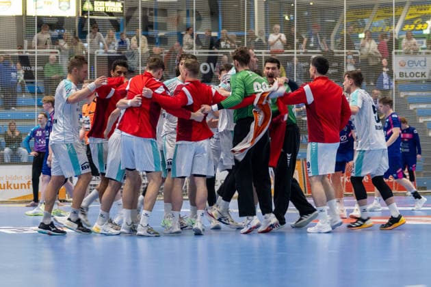 Die Bietigheimer Spieler bejubeln de3n Auswaertssieg. TSV Bayer Dormagen vs. SG BBM Bietigheim, Handball, 2. HBL, 27. Spieltag, Saison 2025 2026, 11.04.2026 TSV Bayer Dormagen vs. SG BBM Bietigheim, Handball, 2. HBL, 27. Spieltag, Saison 2025 2026, 11.04.2026 Dormagen Copyright: xEibner-Pressefoto ThomasxHaeslerx EP_THR