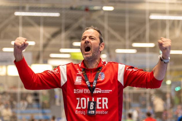Iker Romero (SG BBM Bietigheim, Trainer) ist erleichtert und jubelt den mitgereisten Fans zu. TSV Bayer Dormagen vs. SG BBM Bietigheim, Handball, 2. HBL, 27. Spieltag, Saison 2025 2026, 11.04.2026 TSV Bayer Dormagen vs. SG BBM Bietigheim, Handball, 2. HBL, 27. Spieltag, Saison 2025 2026, 11.04.2026 Dormagen Copyright: xEibner-Pressefoto ThomasxHaeslerx EP_THR
