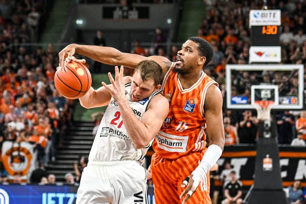 GER, BBL, ratiopharm Ulm vs BMA 365 Bamberg Baskets 11.04.2026, ratiopharm arena, Neu-Ulm, GER, BBL, ratiopharm Ulm vs BMA 365 Bamberg Baskets, im Bild Moritz Krimmer (Bamberg, 27), Justin Simon (Ulm, 15), Kampf um den Ball