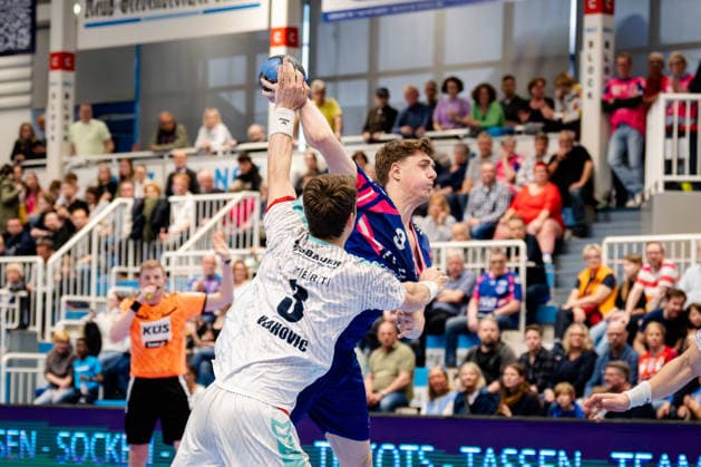 Dormagen, 11.04.2026, Handball, Herren, 2. Bundesliga, 27. Spieltag, 2025 2026: TSV Bayer Dormagen SG BBM Bietigheim Florian Boehnert (TSV Bayer Dormagen, 9) beim Wurf aus dem Rückraum gegen Nikola Vlahovic (SG BBM Bietigheim, 3) Dormagen TSV Bayer Sportcenter NRW Germany