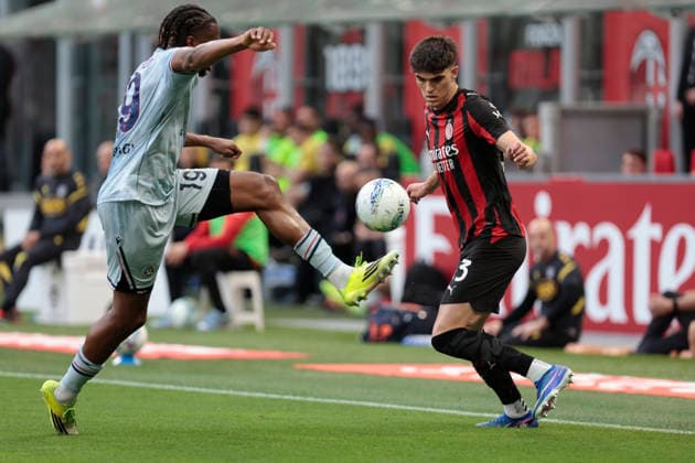 AC Milan v Udinese Calcio - Serie A AC Milan s Davide Bartesaghi competes against Udinese s Kingsley Ehizibue during the Italian Serie A Enilive soccer championship match between AC Milan and Udinese Calcio at San Siro Stadium in Milan, Italy, on April 11, 2026. Milan Italy  Copyright: xMattiaxRadonix originalFilename:radoni-soccer20260411_npE5w.jpg