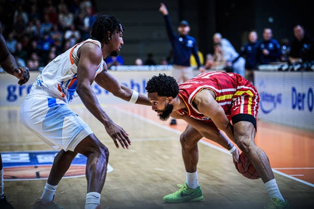 easycredit BBL Basketball Bundesliga 2025 2026 29. Spieltag 11.04.2026 Science City Jena vs Fitness First Würzburg Baskets v.re. am Ball Davion Mintz (Würzburg) gegen Keith Braxton (Jena) Sparkassen Arena