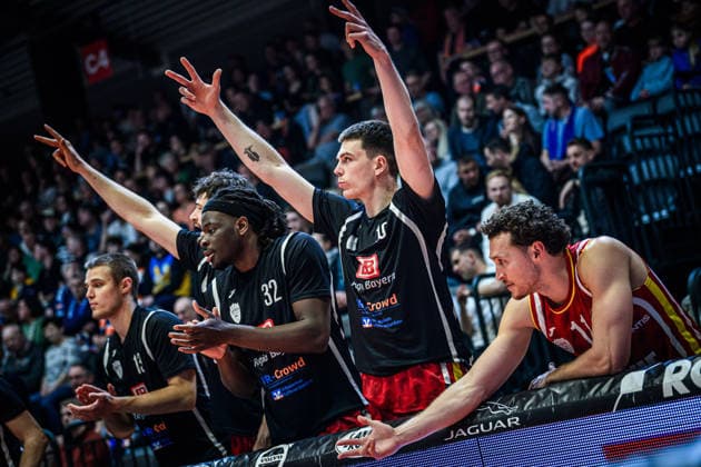 easycredit BBL Basketball Bundesliga 2025 2026 29. Spieltag 11.04.2026 Science City Jena vs Fitness First Würzburg Baskets Jubel bei den Spielern auf der Bank von Würzburg nach einem 3er Sparkassen Arena