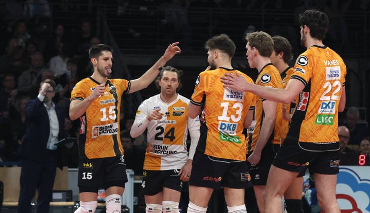 BR Volleys jubeln Freude Emotion Jubel Volleyball Bundesliga Herren Play Off Halbfinale 1.Spiel Spieltag Saison 2025 2026 11.04.2026 BR Volleys Berlin BRV vs VfB Friedrichshafen