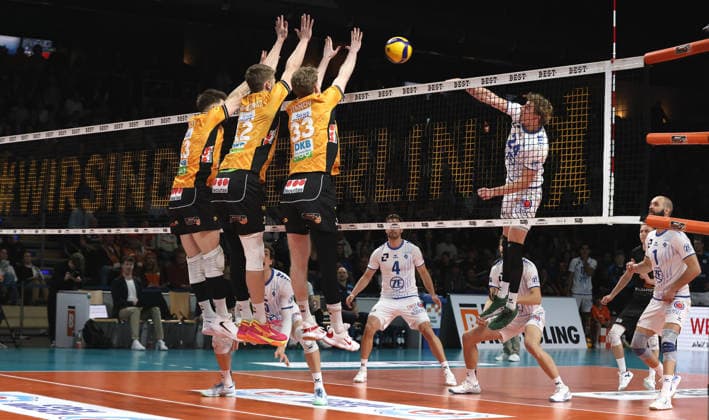 Jonas van Huizen im Angriff, Ruben Schott, Florian Krage Brewitz, Fedor Ivanov im Block Zweikampf Spielszene Aktion Volleyball Bundesliga Herren Play Off Halbfinale 1.Spiel Spieltag Saison 2025 2026 11.04.2026 BR Volleys Berlin BRV vs VfB Friedrichshafen